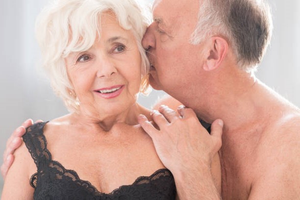 ► Считается, что секс полезен для здоровья. Но так ли полезен секс в пожилом возрасте?