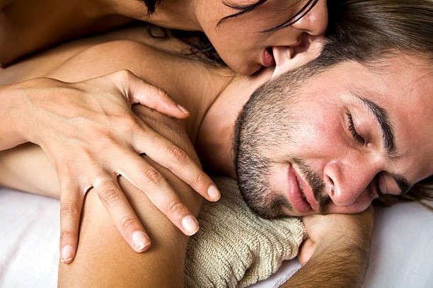 ► Как правильно сделать эротический массаж мужчине?
