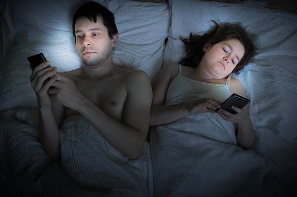 ► Как интернет влияет на секс? Мужчины и женщины из-за интернета стали реже заниматься сексом!