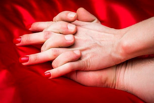 Девица умудряется получать множественные оргазмы от разных видов секса