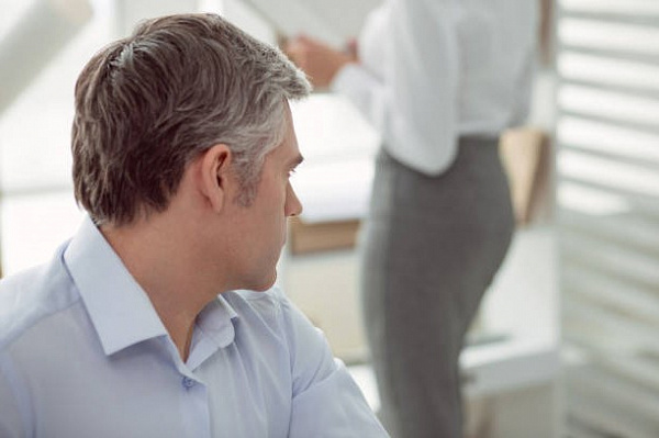 8 признаков того, что ты нравишься коллеге