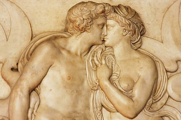 Прыжки через гадюку, гранатовые корки и лапка гиены: как предохранялись в древности?