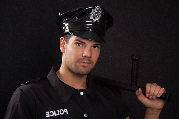 Почему женщин привлекают мужчины в форме?