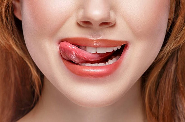 Как мужчина намекает вам на оральный секс?