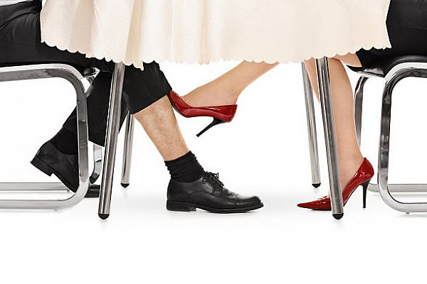 Заигрывание ногами: особенности и советы