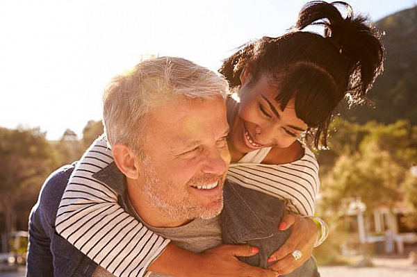 Мужчина старше женщины: в чем преимущества?