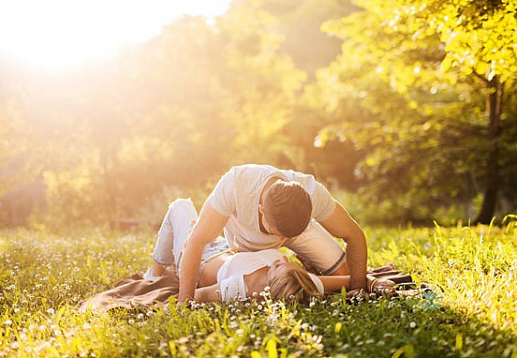 Почему так полезно заниматься сексом на природе?