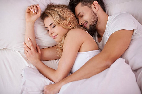 Что поза сна пары расскажет об их отношениях?