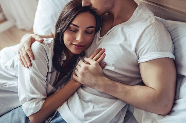 Женщины после секса привязываются сильнее, чем мужчины?